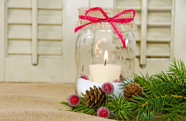 Decorazioni di Natale con vasi di vetro e candele